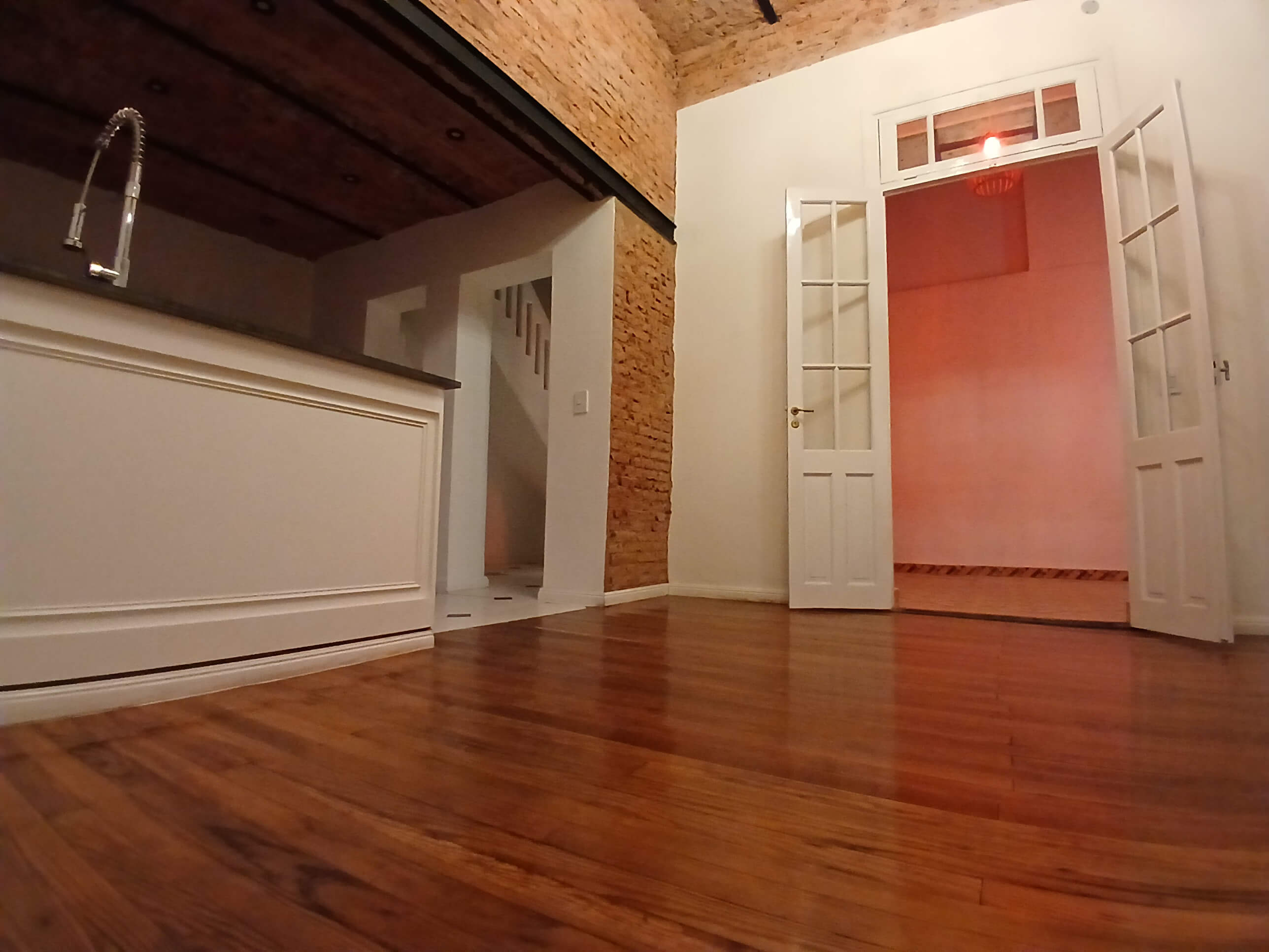 Living amplio con piso de madera.