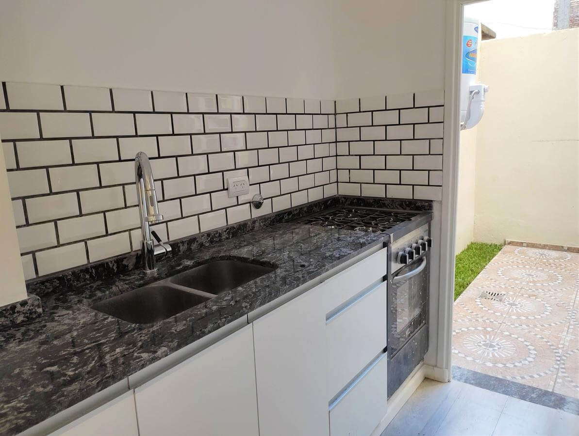 Cocina pequeña con patio.