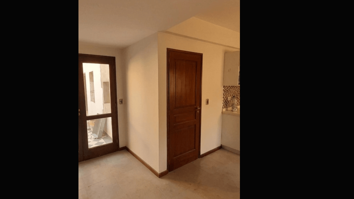 Cocina original con pared divisoria.