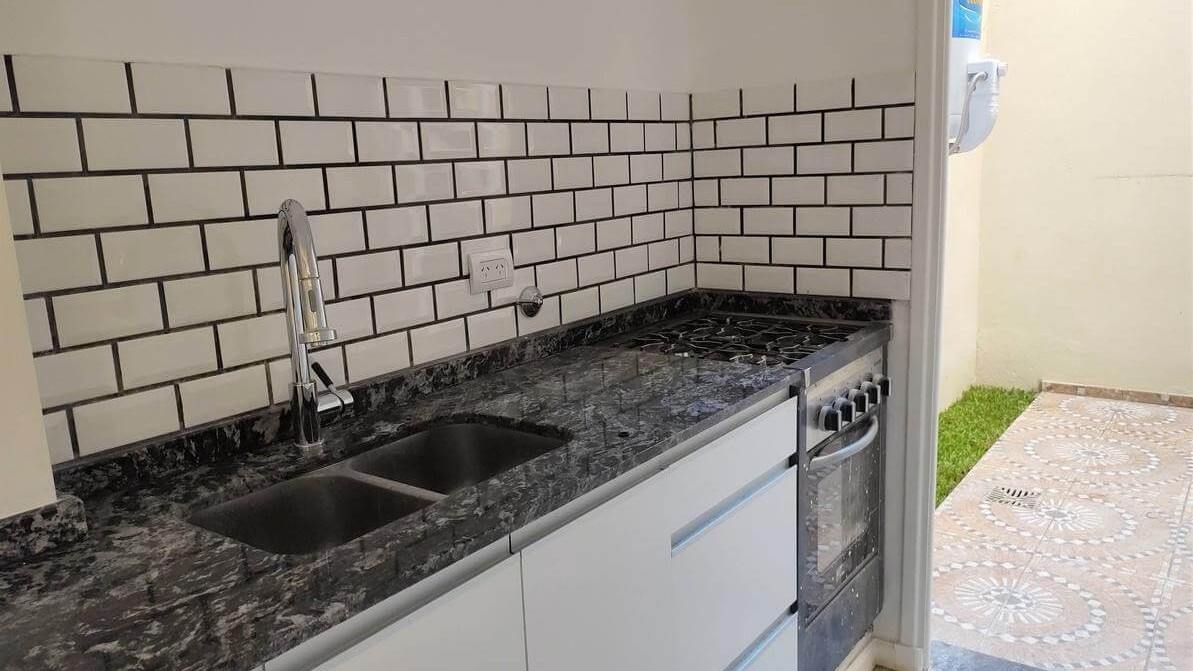 Cocina remodelada, con diseño moderno.