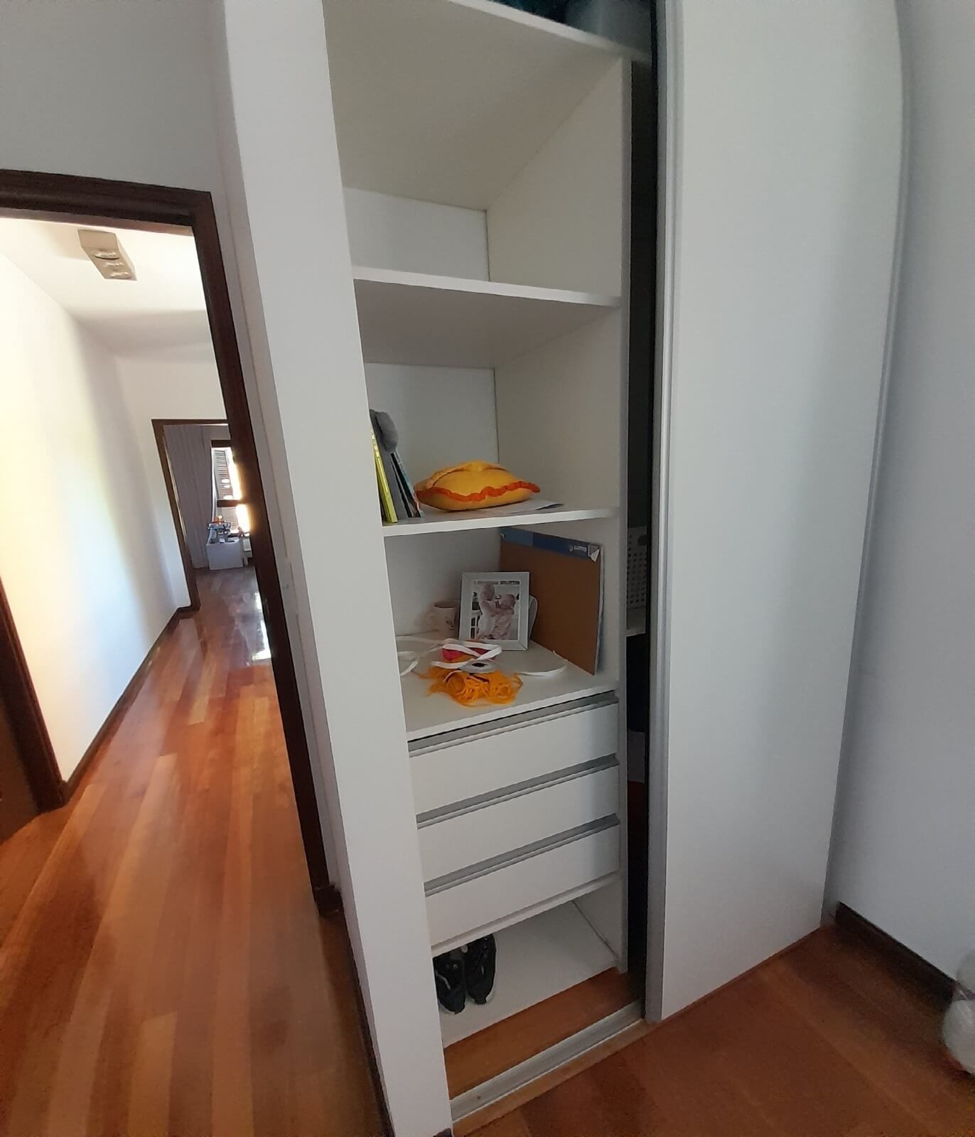 Armario a medida con puertas corredizas.