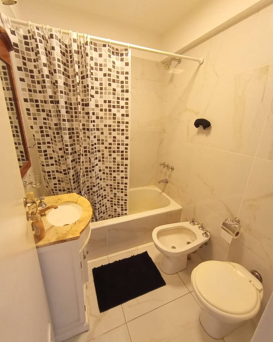 Baño pequeño remodelado.