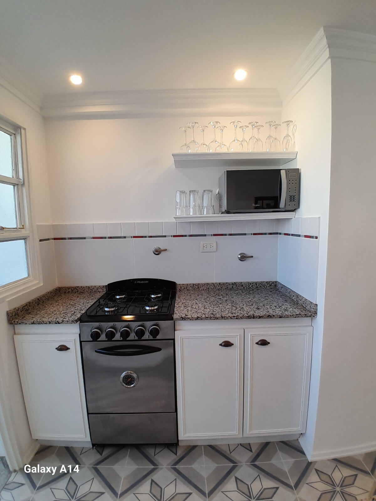 Mueble a medida de cocina con dos estantes flotantes con moldura.