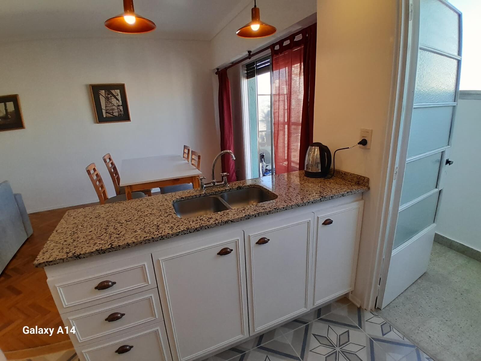 Mueble a medida de cocina con molduras y tiradores vintage