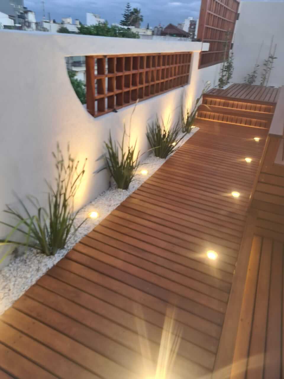 Deck de madera iluminado de noche.