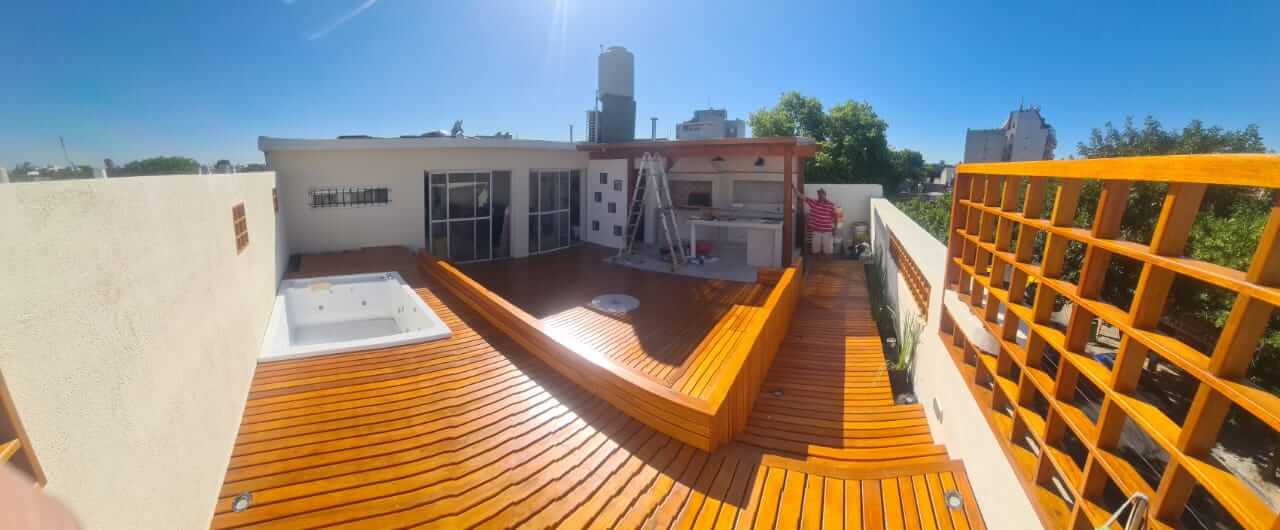 Deck de madera con pergola y parrilla con cerramiento