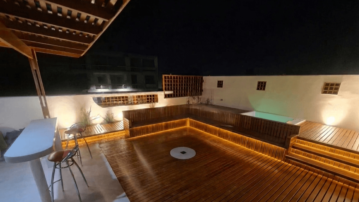Hermoso deck de madera con atmosfera nocturna