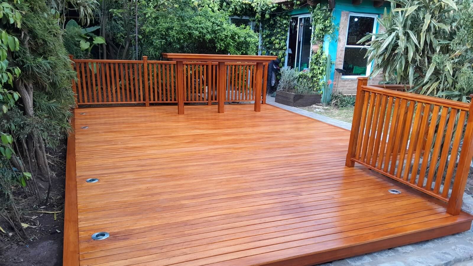 Deck de madera con barra y barandas, finalizado.