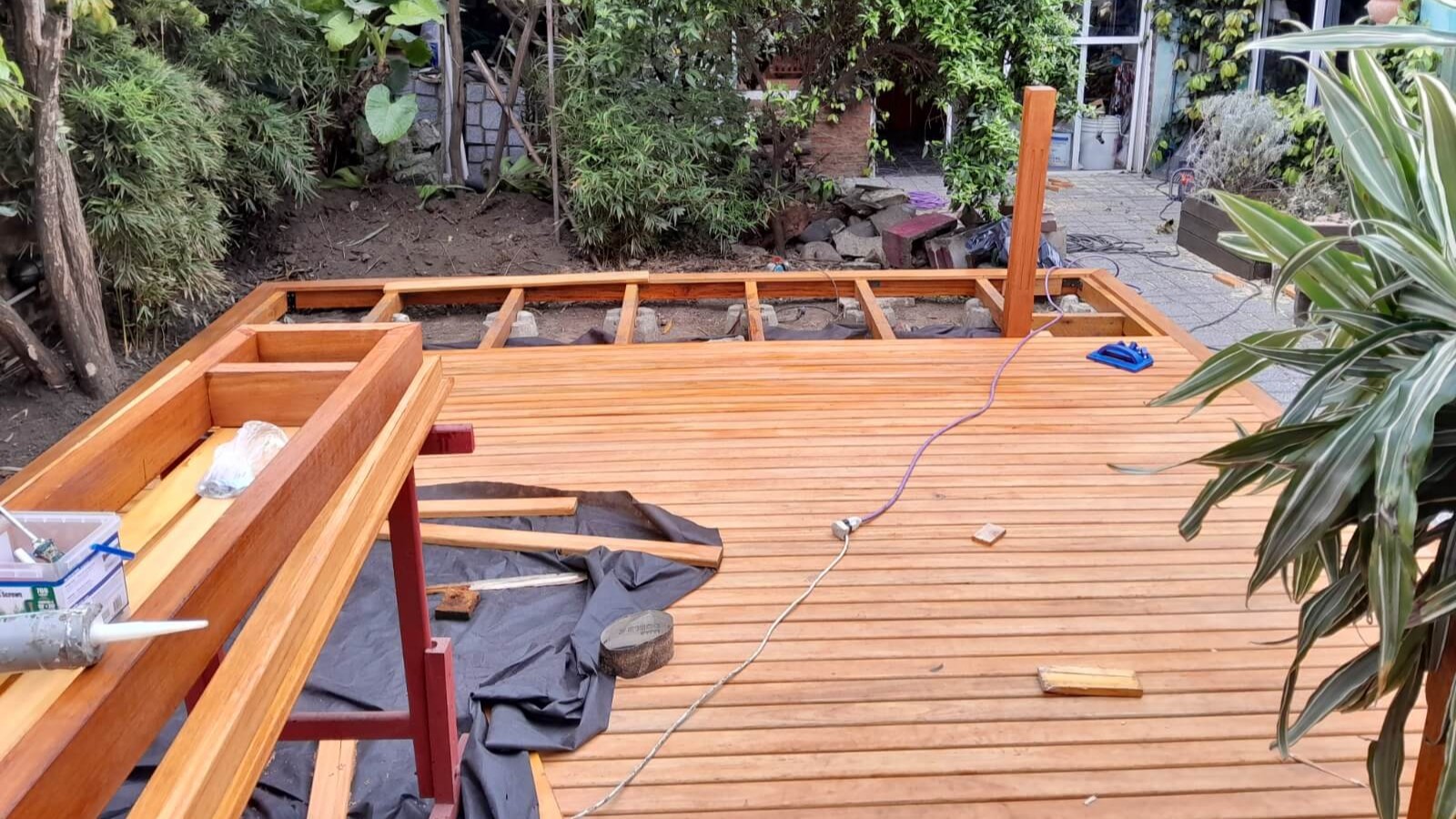 Proceso de instalacion de deck de madera con barra integrada