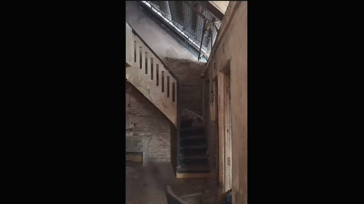 Escalera original con cerramiento viejo.