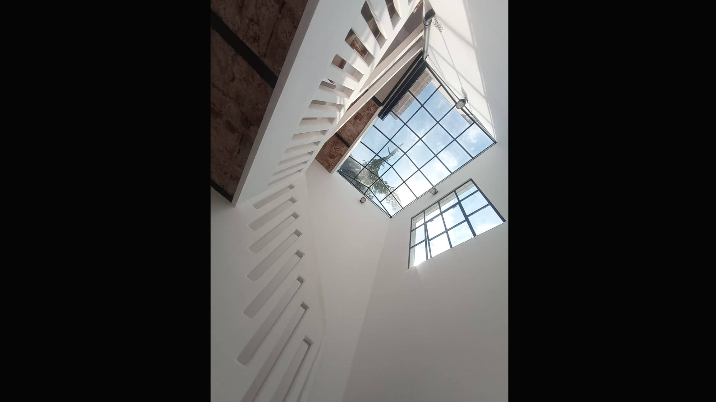Escalera reciclada con cúpula de hierro.