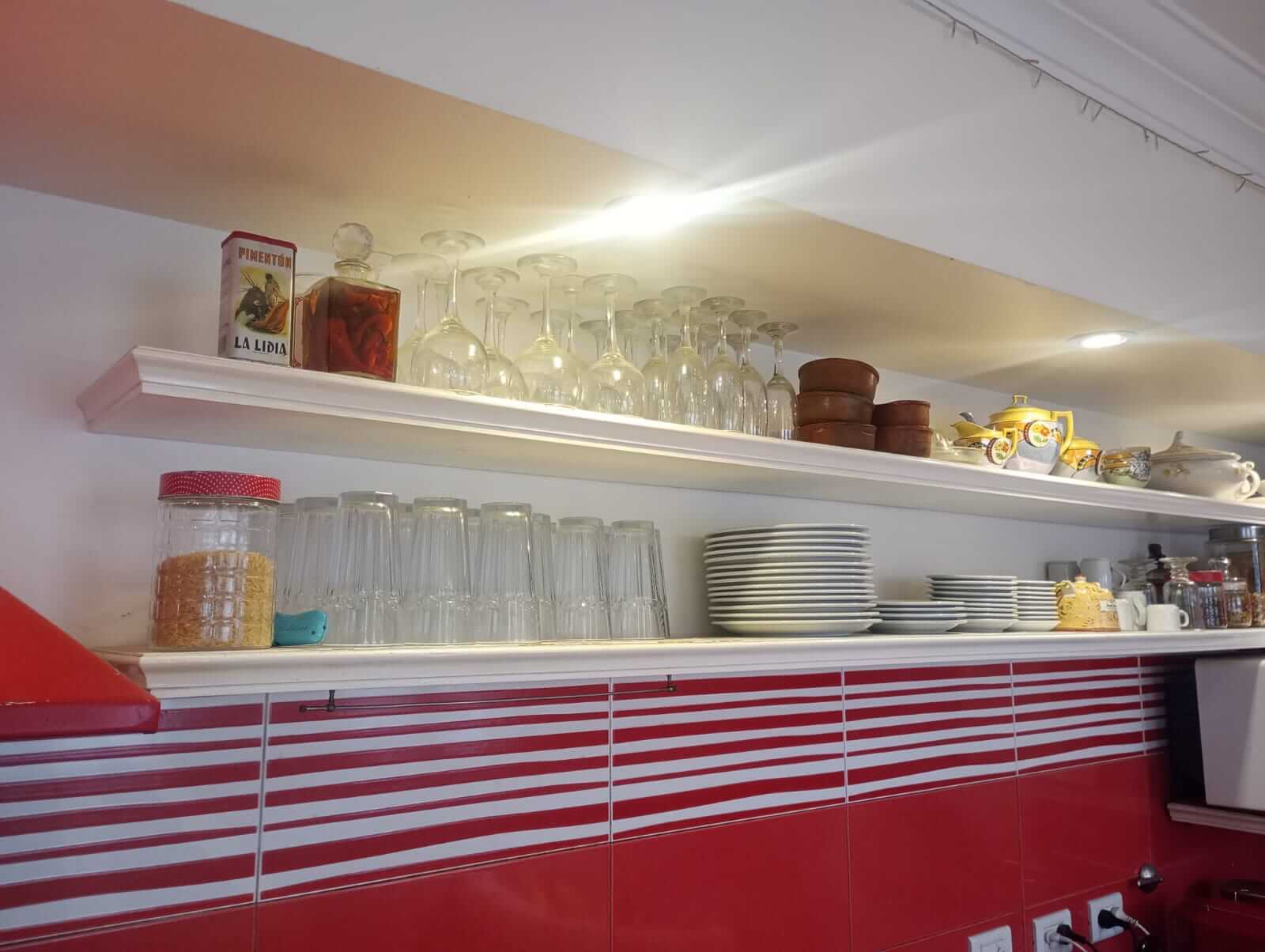 Estantes de mueble de cocina con molduras