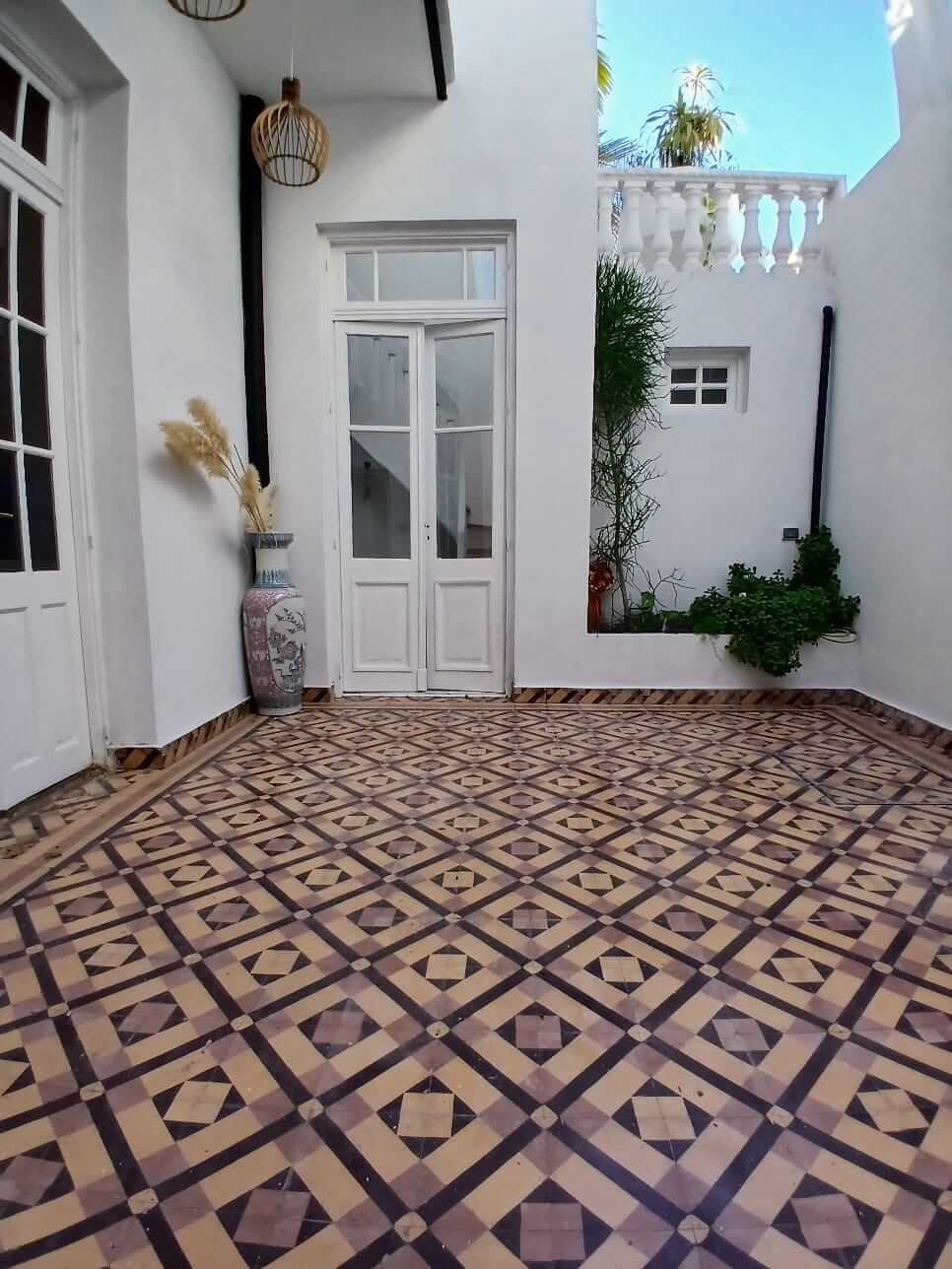 Patio reciclado vintage con pisos calcareos recuperados.
