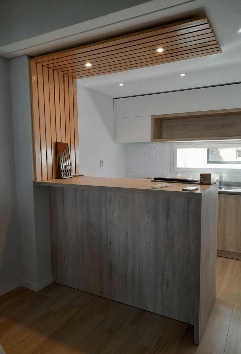Isla de cocina con detalles en madera