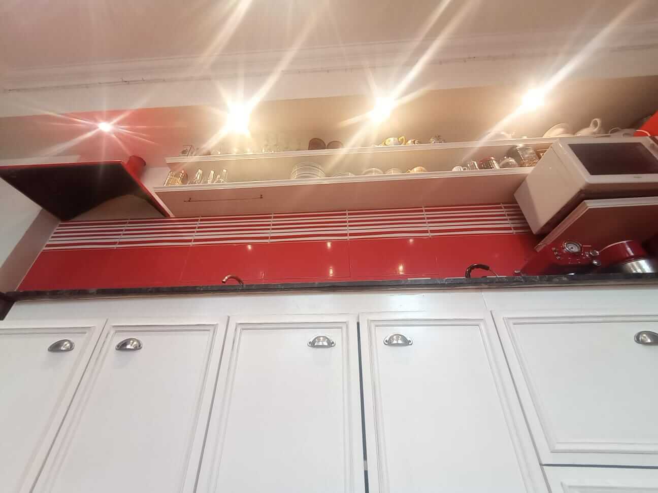 Cocina amplia con iluminacion.