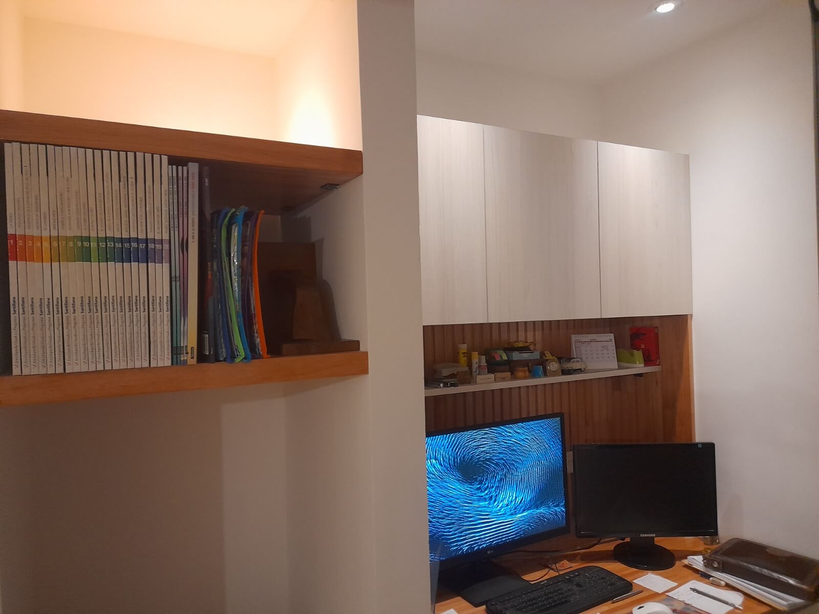 Mueble de oficina con estantes