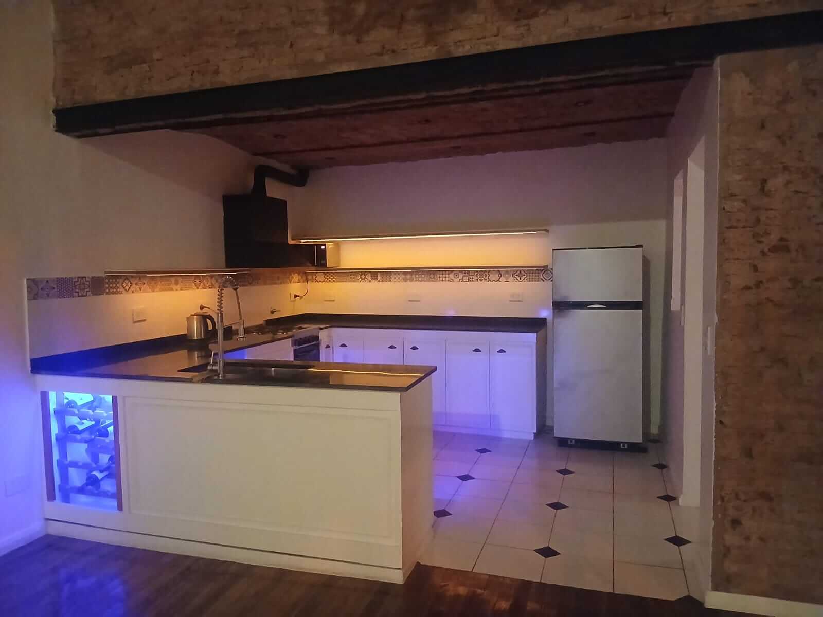 Cocina amplia con iluminacion.