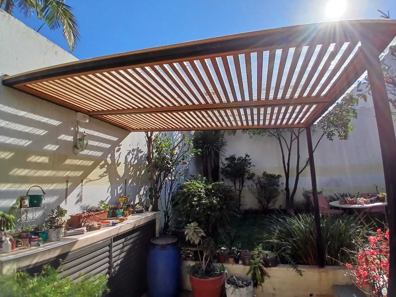 Pergola de madera en jardin.