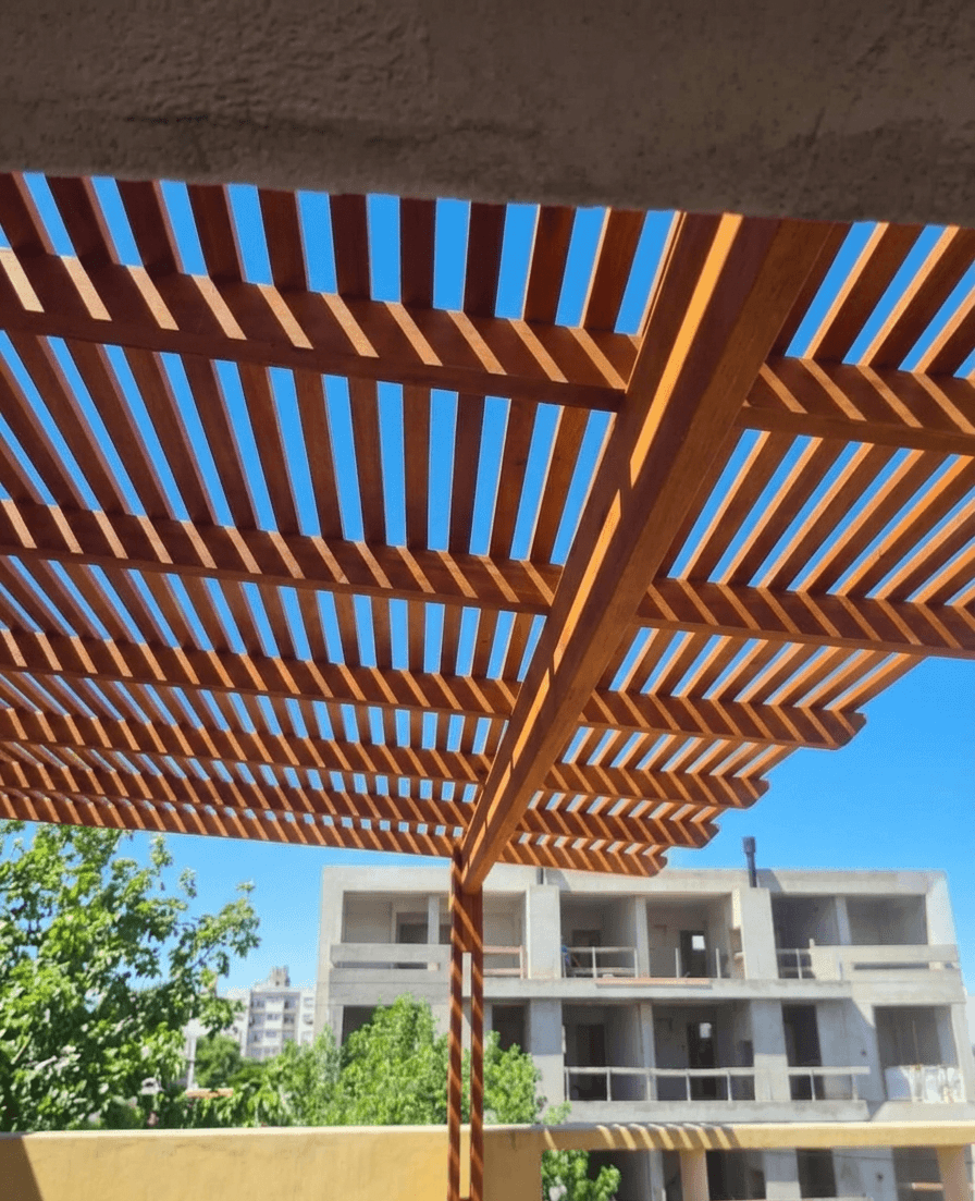 Pergola de madera vista desde abajo.